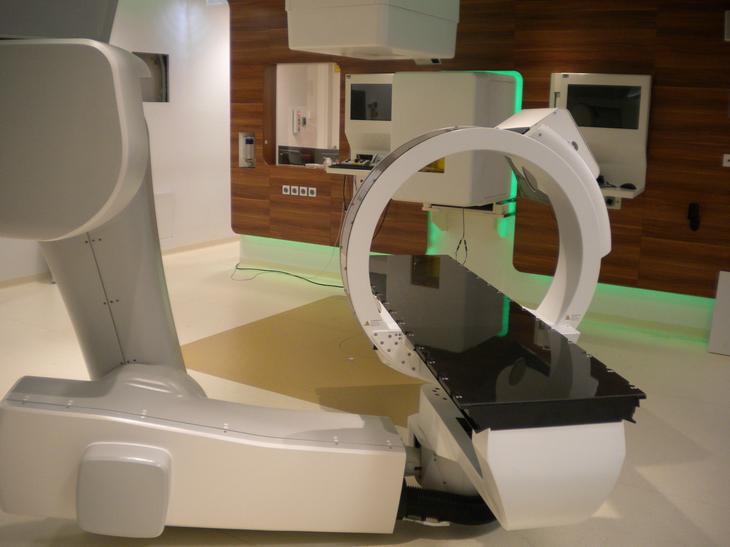 Patient couch for ion beam therapy with integrated CT scanning